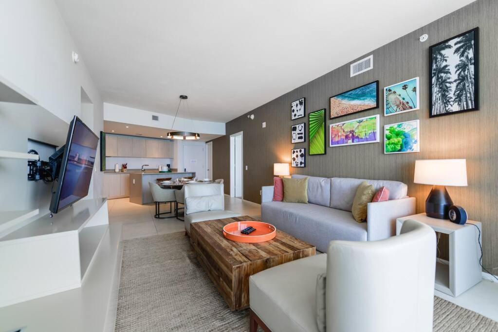 Spectacular Sunset Views Over The Ocean At Hollywood Exterior photo